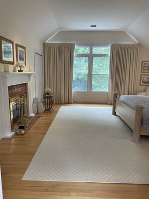 4 bedrooms, desk, WiFi