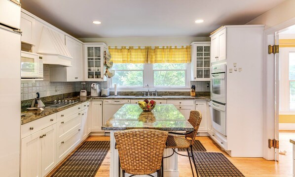 Dining tables, kitchen islands