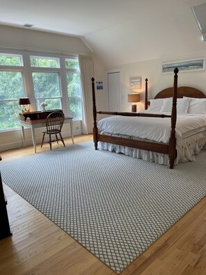 4 bedrooms, desk, WiFi