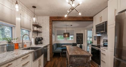 Renovated cottage with Hot Tub 15 min to Asheville