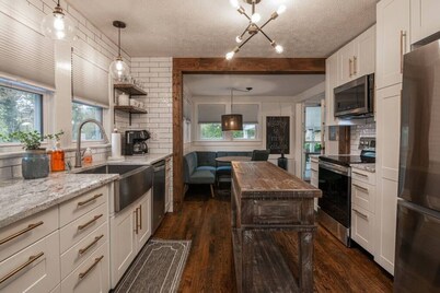 Renovated cottage with Hot Tub 15 min to Asheville