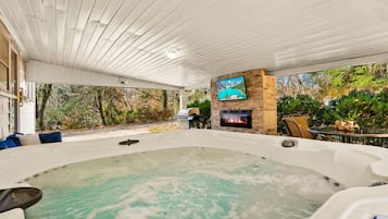 Indoor spa tub