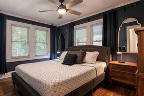 4 habitaciones, escritorio y tabla de planchar con plancha 