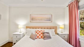 4 quartos, escrivaninha, ferros/tábuas de passar roupa, berço de viagem