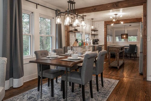 Renovated cottage with Hot Tub 15 min to Asheville