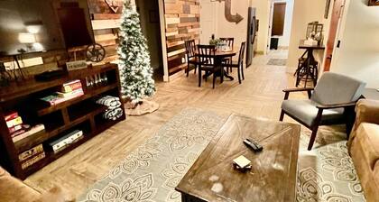 Abi's Place, No Stairs! Central Location! Stylish! 3 BDRM 2 BA, Pool Available