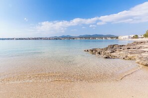 Una spiaggia nelle vicinanze