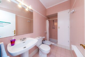 Tina, secadora de cabello, toallas 