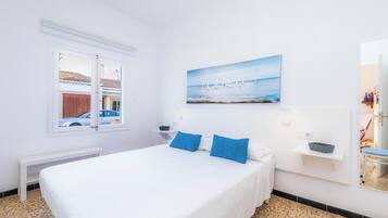 3 slaapkamers, een strijkplank/strijkijzer, gratis wifi, beddengoed