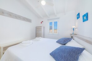 3 slaapkamers, een strijkplank/strijkijzer, gratis wifi, beddengoed