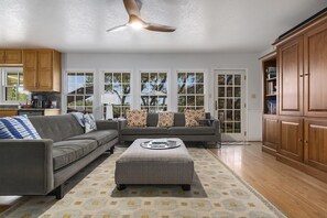 Flat-screen TV, fireplace, DVD player