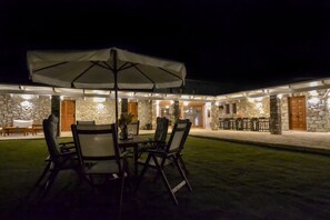Outdoor dining - OpenSea Villa Private beach & tennis court (Thermisia)
