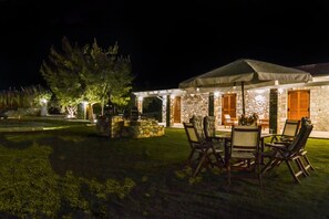 Outdoor dining - OpenSea Villa Private beach & tennis court (Thermisia)
