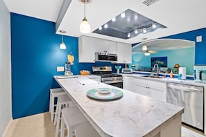 Refrigerador con freezer, microondas, horno, placa de cocina