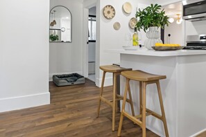 Dining - Stylish Rental Near Downtown, Beach & Parks. Fast WiFi, Pet Friendly & Parking. (Long Beach)