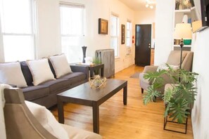 Smart TV - Beautiful 1st Floor Apartment & Amazing Shower (Portland)