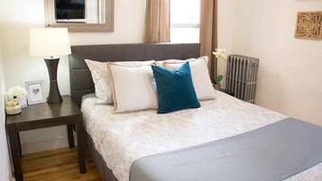 1 slaapkamer, een strijkplank/strijkijzer, reisbedje, gratis wifi