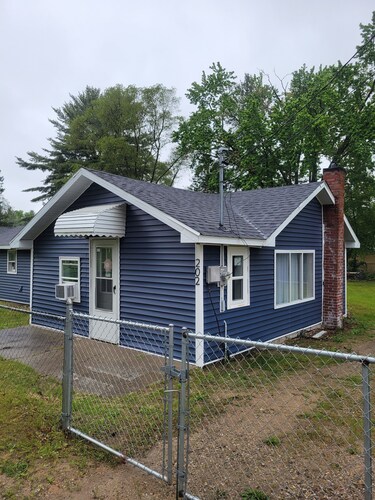 Cute cabin located in the Houghton Lake area.