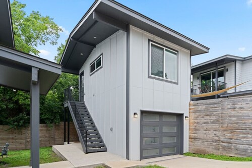 Private Guesthouse Retreat 3 miles from Downtown!