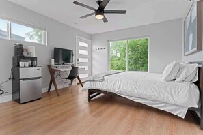 1 habitación, escritorio, tabla de planchar con plancha y wifi 