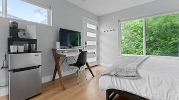 1 habitación, escritorio, tabla de planchar con plancha y wifi