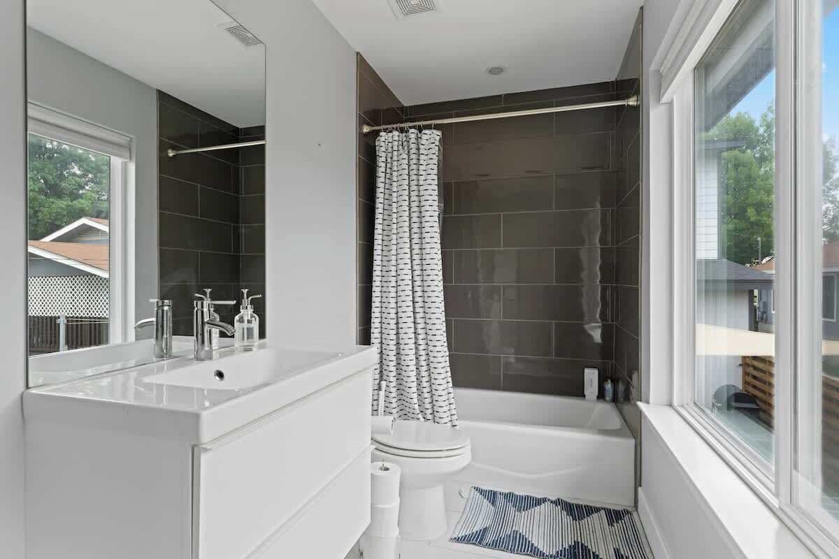 Combined shower/tub, hair dryer, towels, shampoo