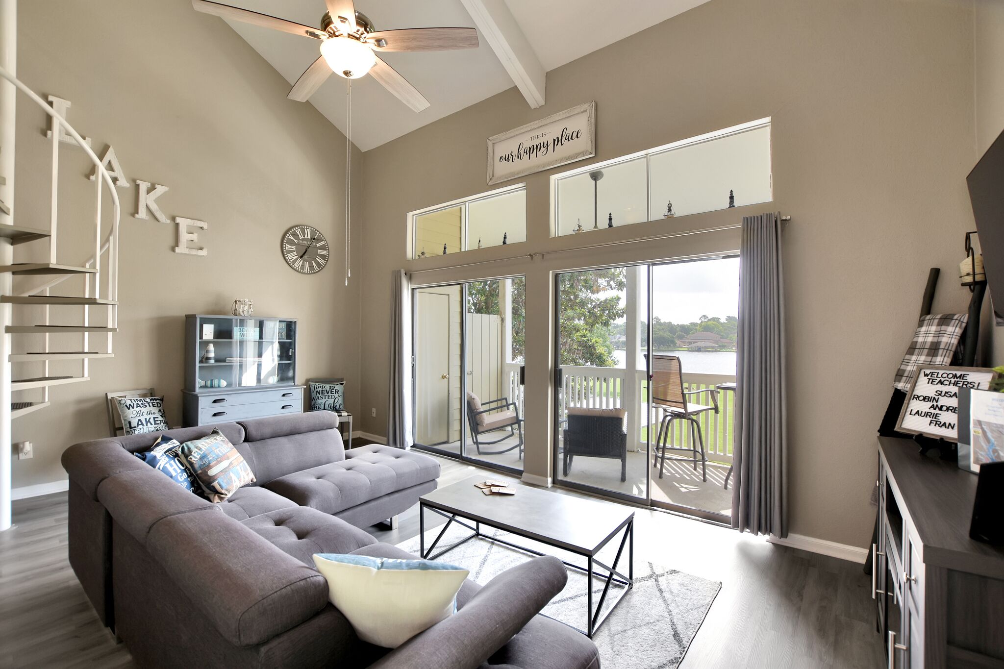 Smart TV, fireplace