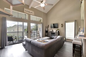 Smart TV, fireplace - WaterFront Condo in upscale neighborhood of April Sound “Our Happy Place” (Montgomery)