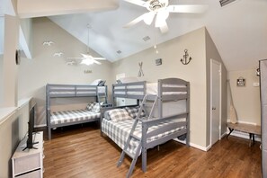 2 bedrooms, iron/ironing board, travel cot, free WiFi - WaterFront Condo in upscale neighborhood of April Sound “Our Happy Place” (Montgomery)