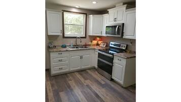 Refrigerador, horno, parrilla de estufa y cafetera y tetera