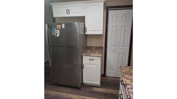 Refrigerador, horno, parrilla de estufa y cafetera y tetera