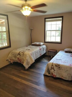 2 bedrooms, iron/ironing board, free WiFi, bed sheets