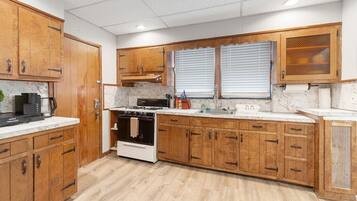 Kylskåp, mikrovågsugn, ugn och spishäll