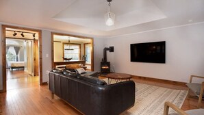 Smart-tv, eldstad, dvd-spelare och bordsfotboll