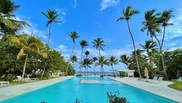 Alberca al aire libre y alberca climatizada