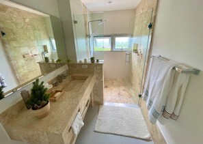 Douche, serviettes fournies, savon, papier toilette