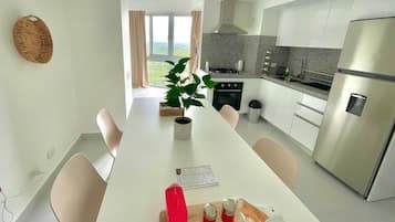 Refrigerador, horno, parrilla de estufa y cafetera y tetera