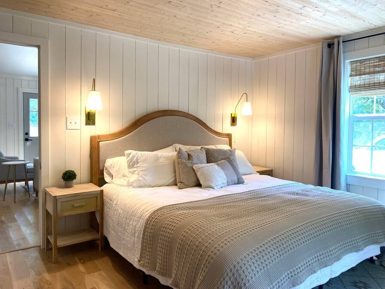 2 habitaciones, tabla de planchar con plancha y cuna de viaje 