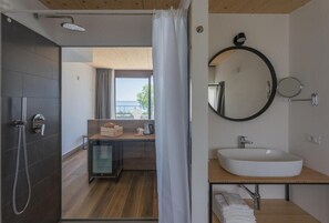 Kombination af bruser/badekar, håndklæder