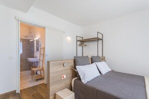 1 bedroom, internet, bed sheets