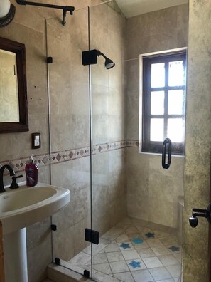 Chuveiro, secador de cabelo, toalhas de banho, sabonete
