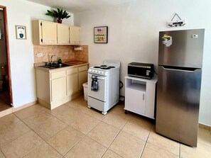 Frigorífico, microondas, horno y placa de cocina