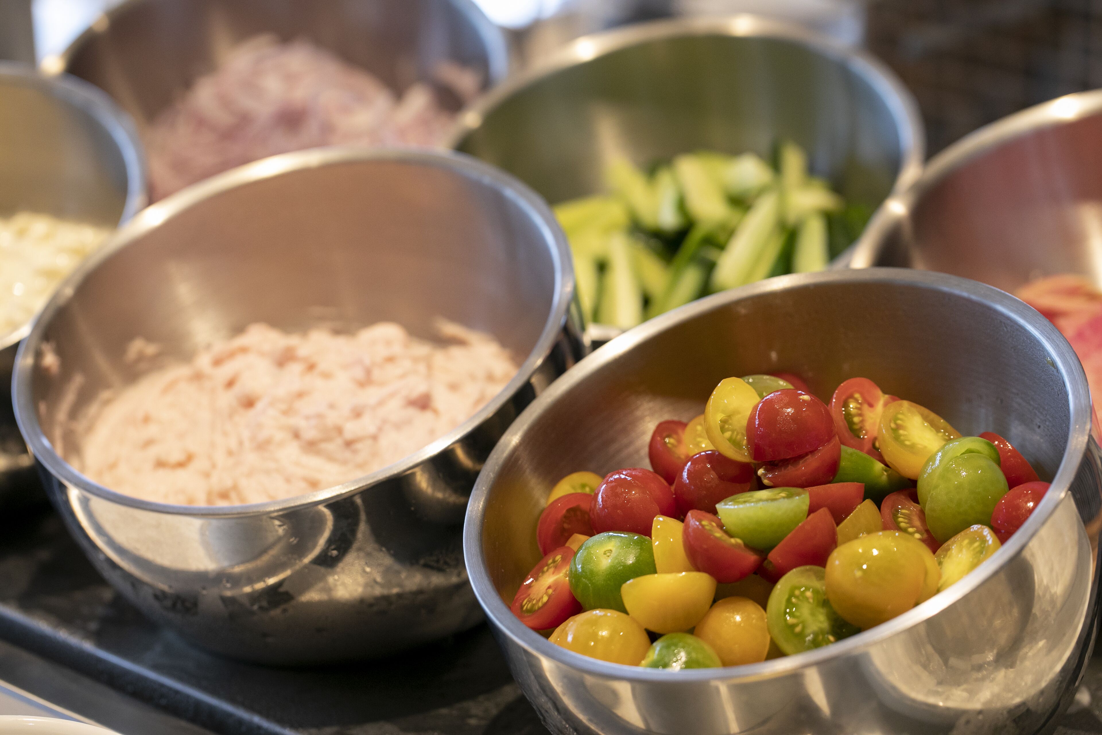 Una cocina con varios recipientes que contienen diferentes alimentos.