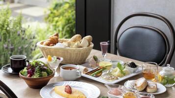 Daily buffet breakfast (JPY 1500 per person)