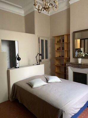 3 bedrooms, travel cot, free WiFi, bed sheets