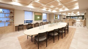 Petit déjeuner buffet (2000 JPY par personne)