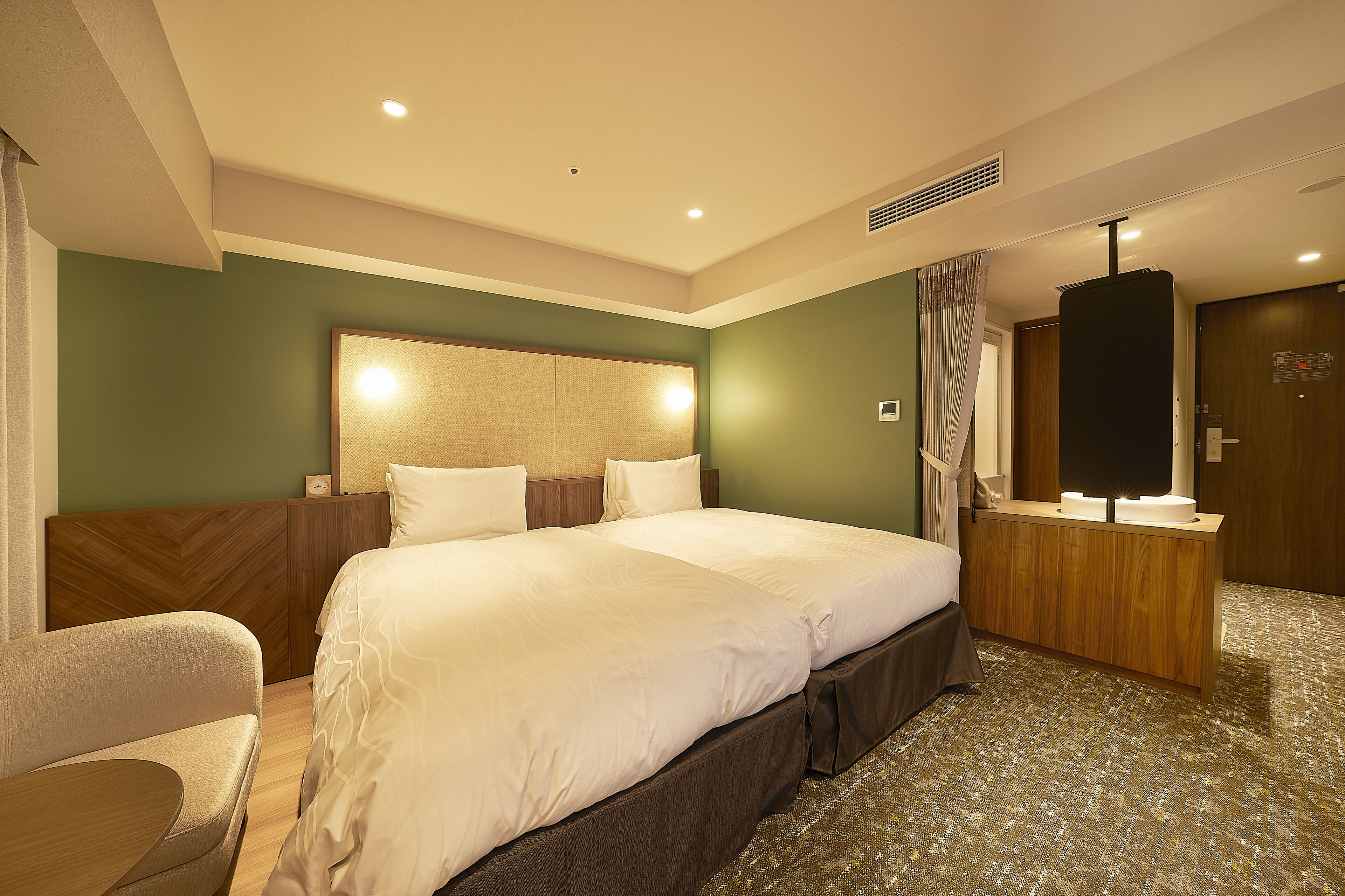 1 bedroom, down duvets, desk, laptop workspace