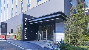 A modern building with a glass entrance and a sign that reads "Kaiser Richmond". - Keisei Richmond Hotel Tokyo Kinshicho (Tokyo)