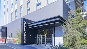 Kaiser Richmond features a sleek, contemporary design with a prominent entrance and sheltered walkway.