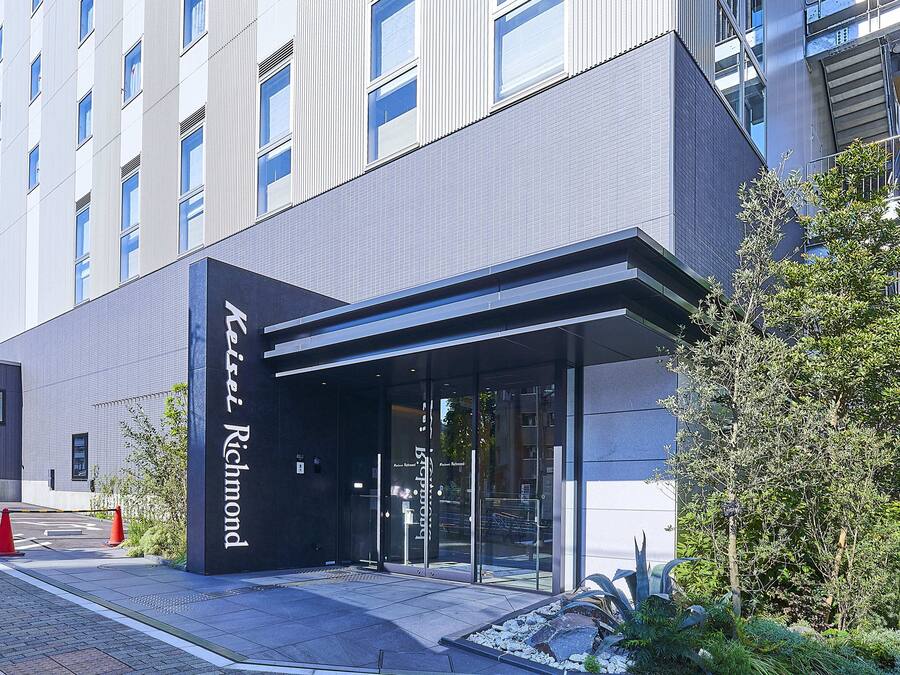 A modern building with a glass entrance and a sign that reads "Kaiser Richmond".